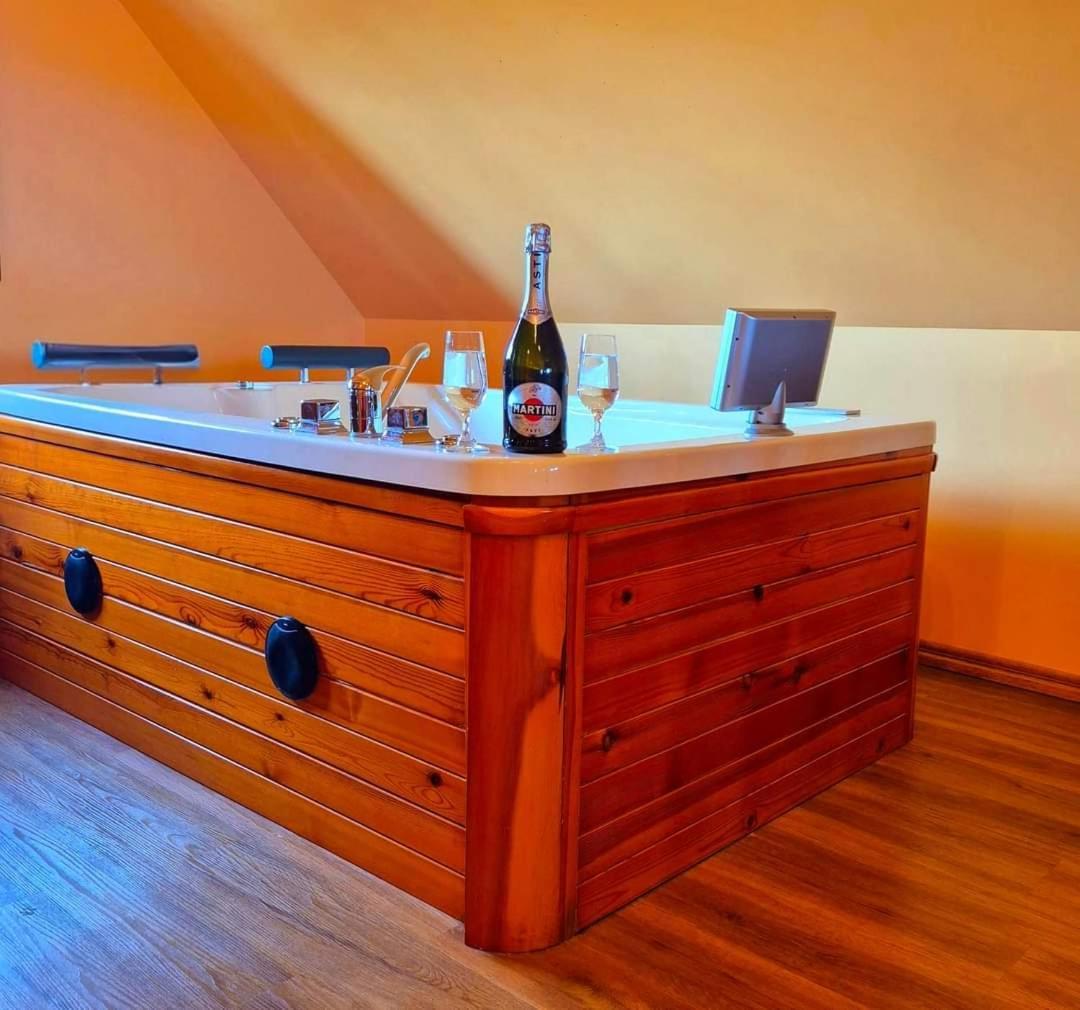 Hotel Palacyk Легница Экстерьер фото