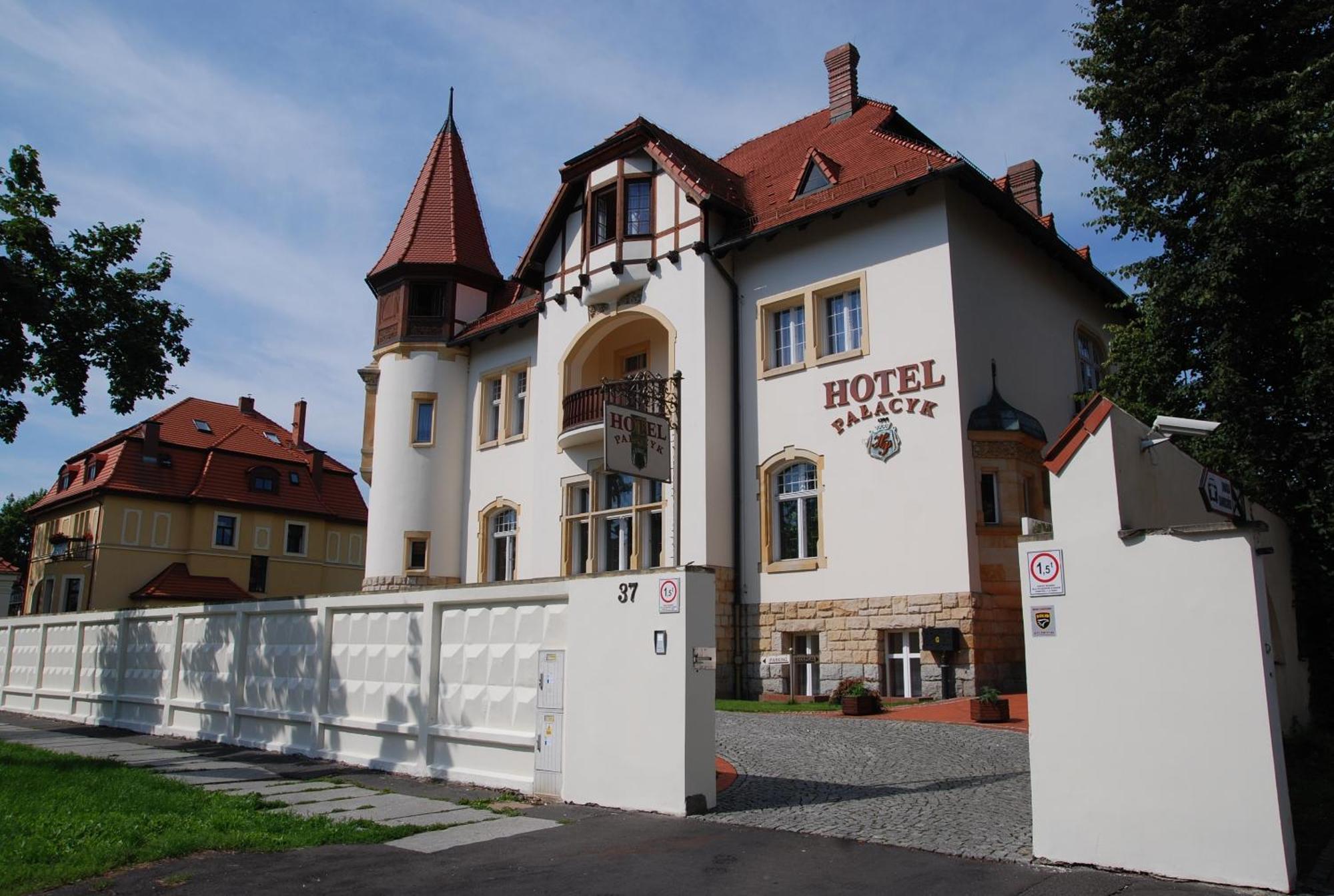 Hotel Palacyk Легница Экстерьер фото