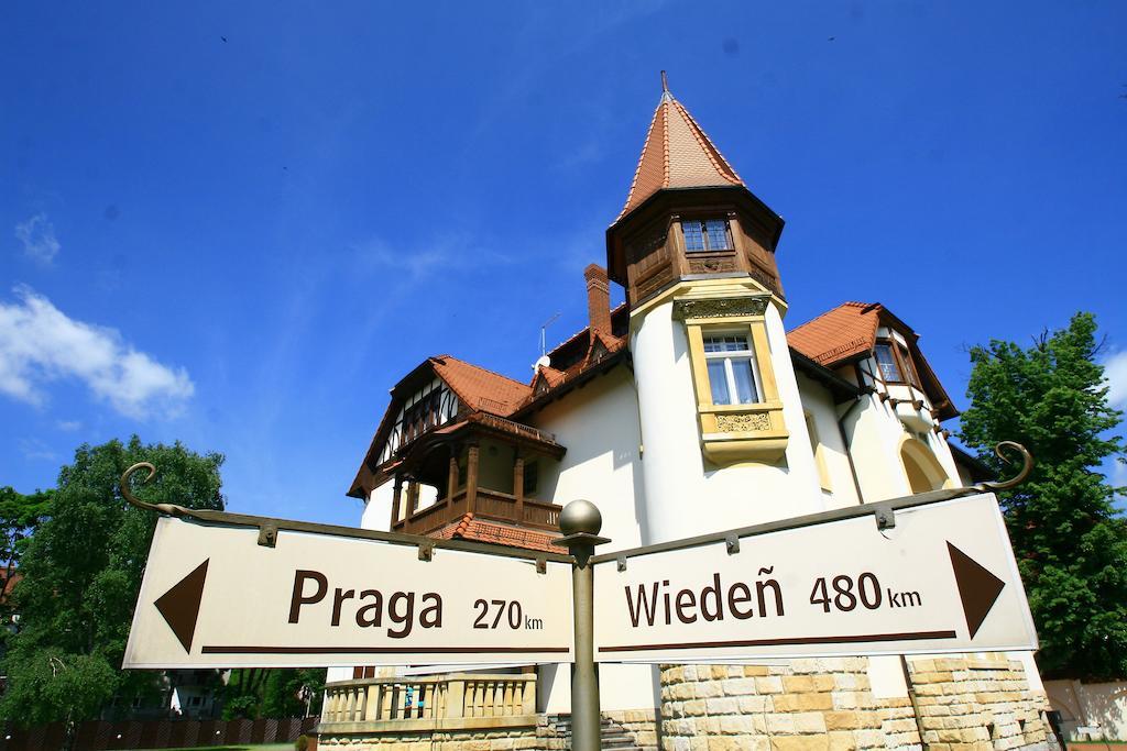 Hotel Palacyk Легница Экстерьер фото